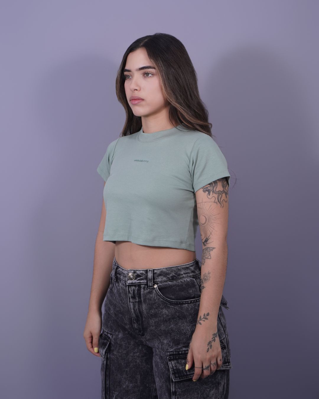 T-SHIRT CROP VERDE PIGMENTO