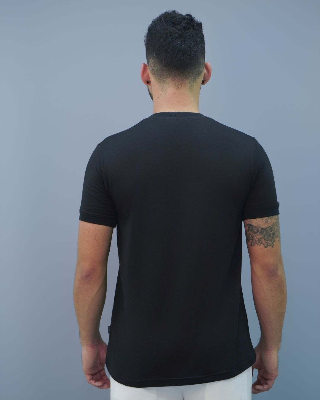 T-SHIRT NEGRA X APLIQUE