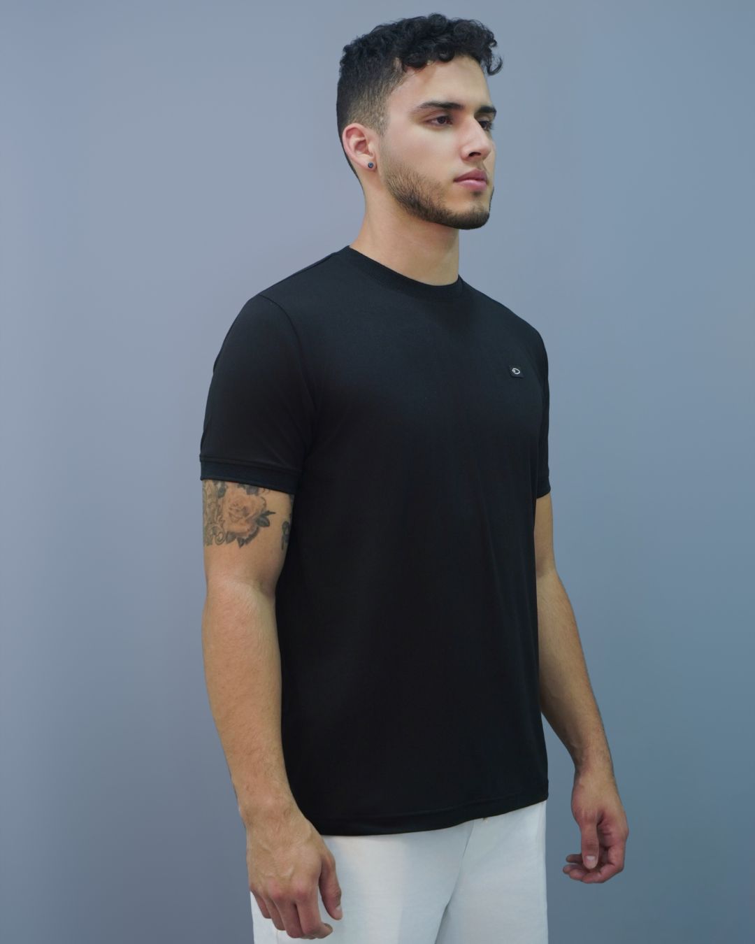 T-SHIRT NEGRA X APLIQUE