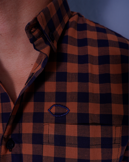 CAMISA REGULAR CUADROS CAFE Y NEGRO