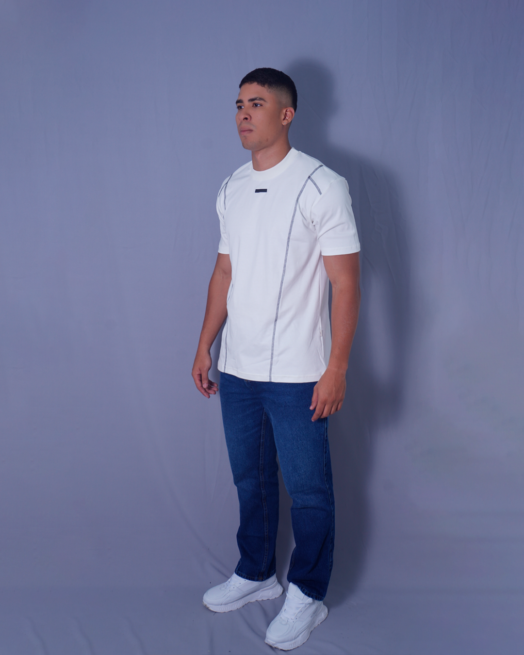 T-SHIRT REGULAR BLANCA CON COSTURA