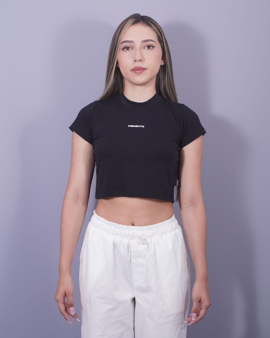 T-SHIRT CROP NEGRA PIGMENTO