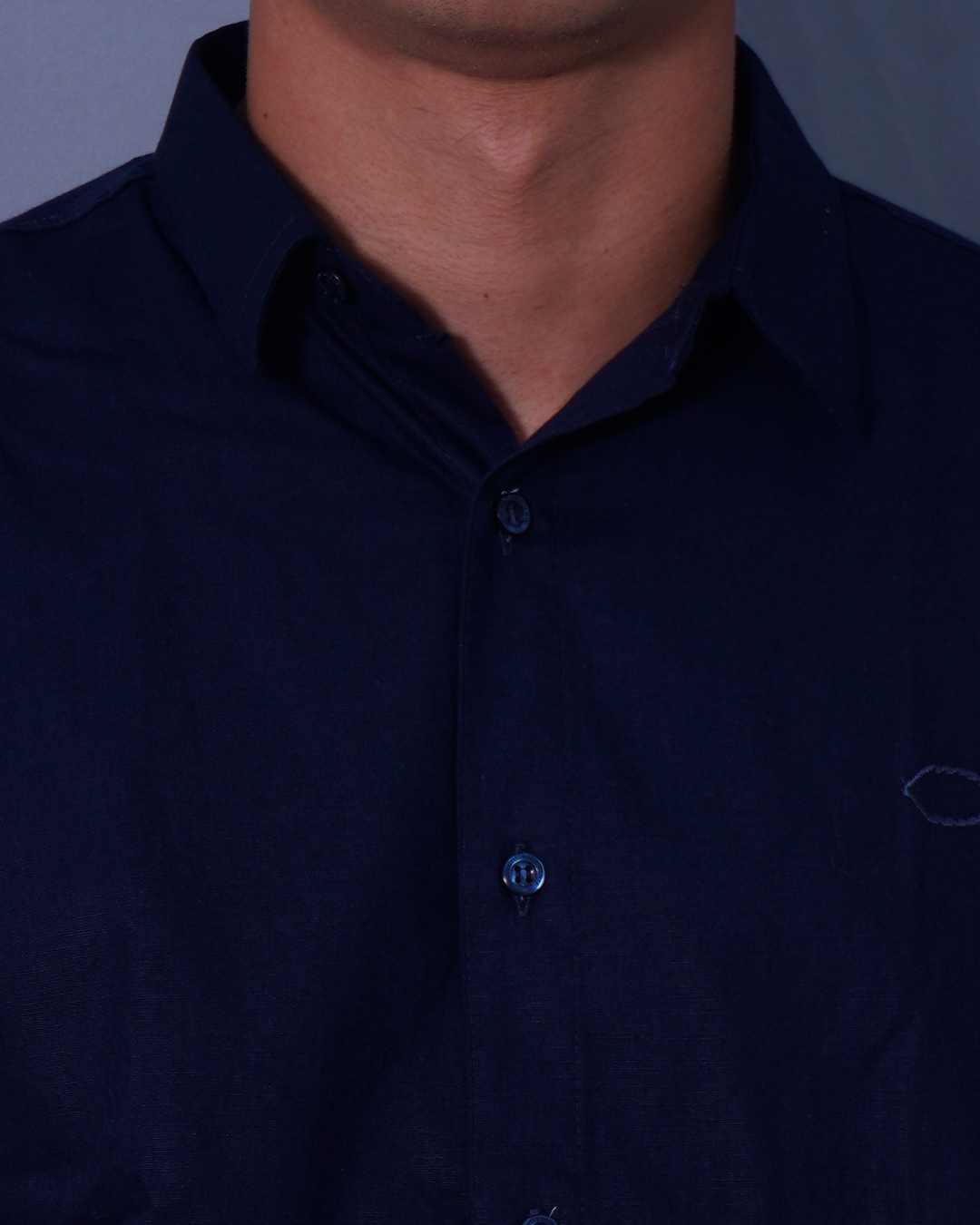 CAMISA REGULAR AZUL OSCURO CUELLO NERU