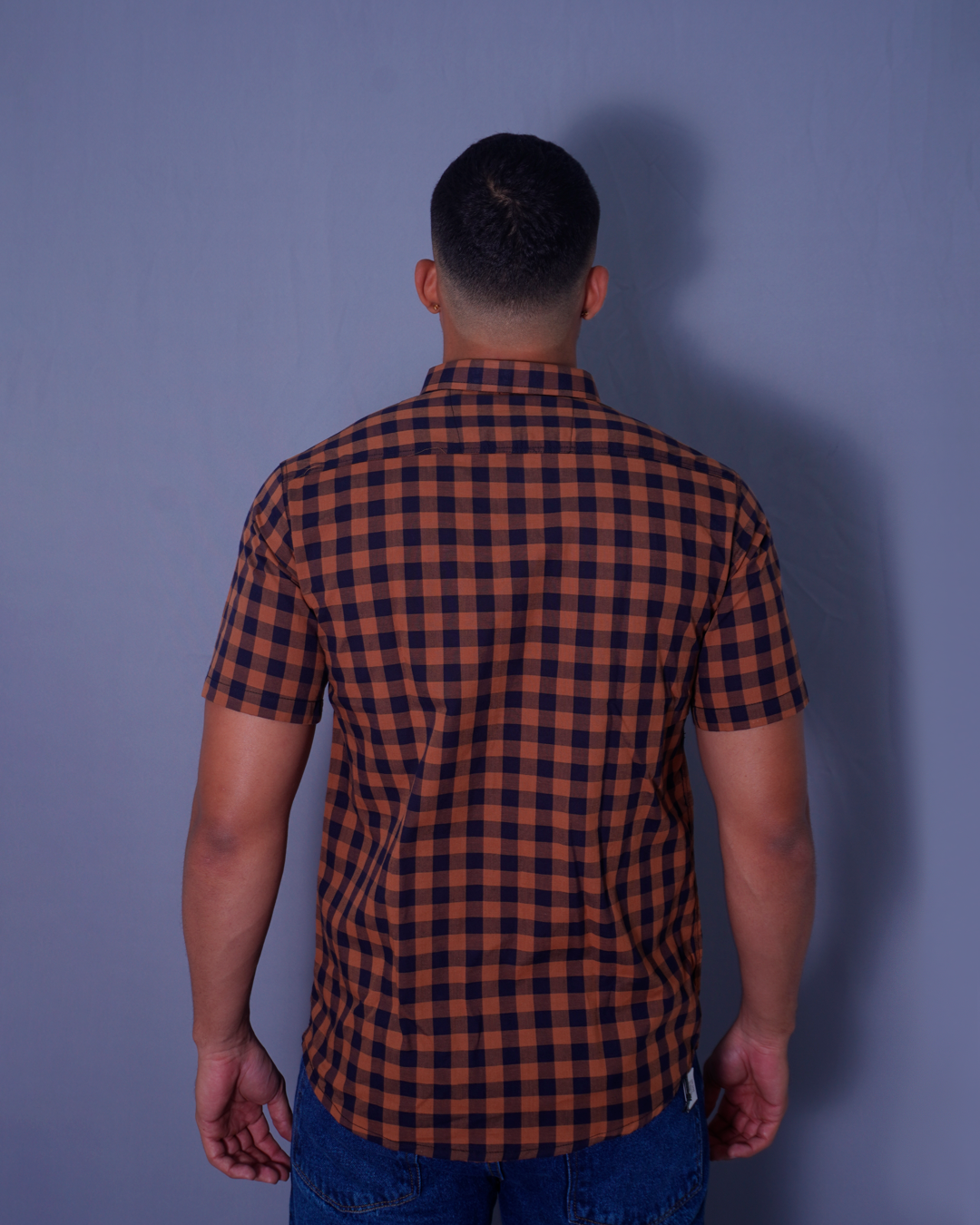 CAMISA REGULAR CUADROS CAFE Y NEGRO
