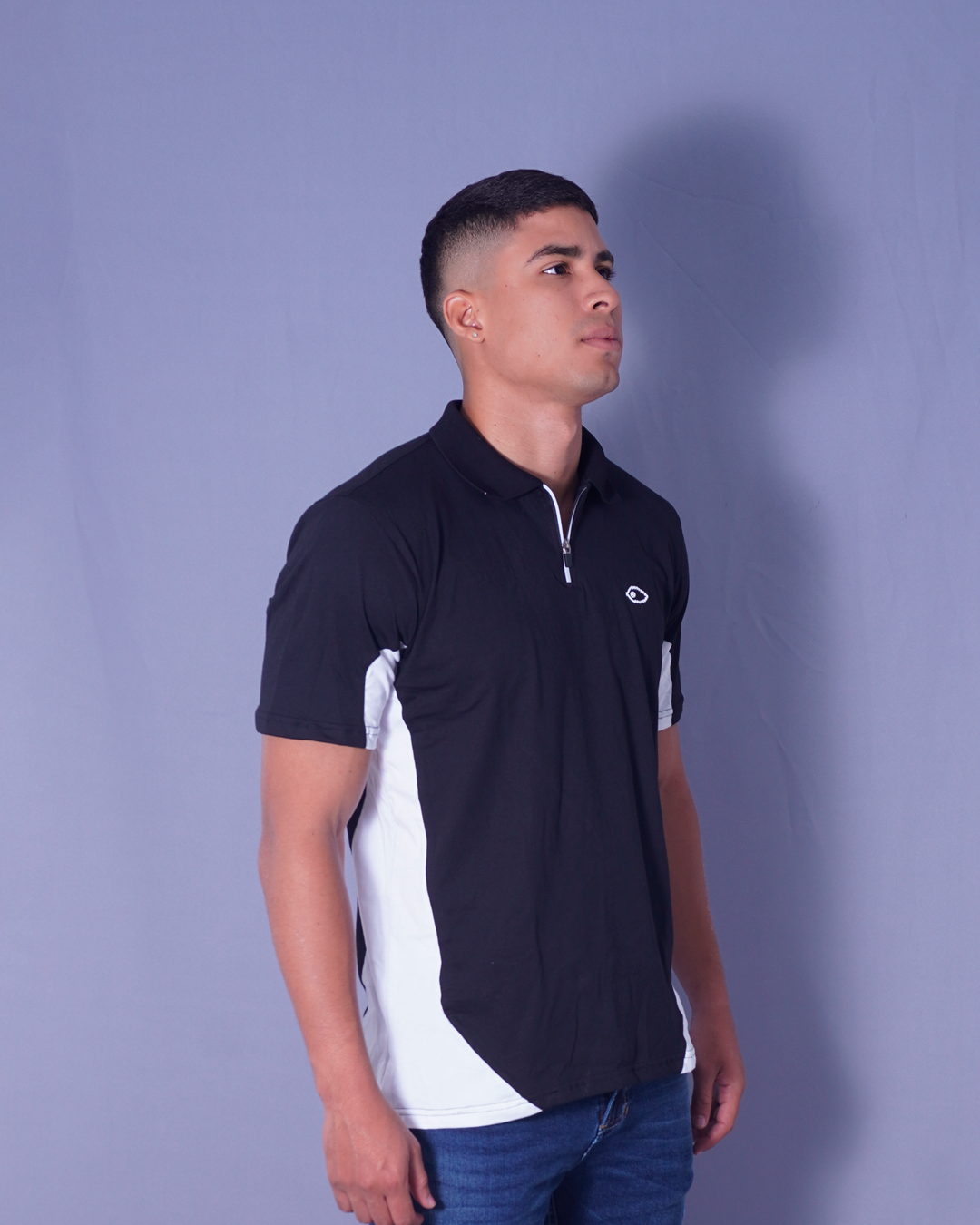 POLO NEGRO CON COSTADOS BLANCOS