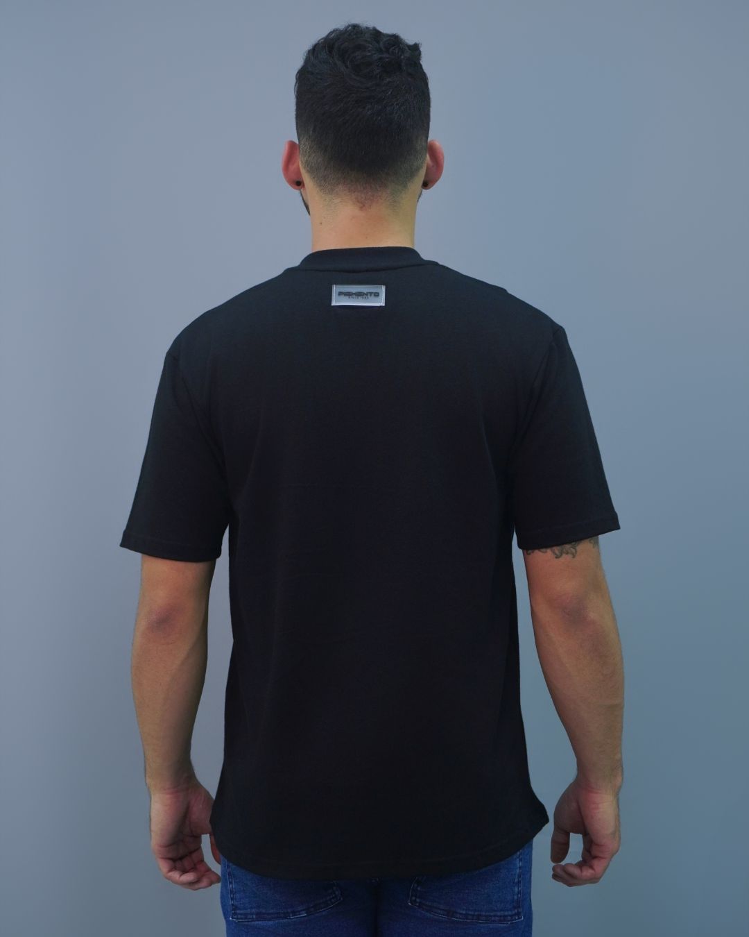T-SHIRT NEGRA PIGMENTO X APLIQUE PVC