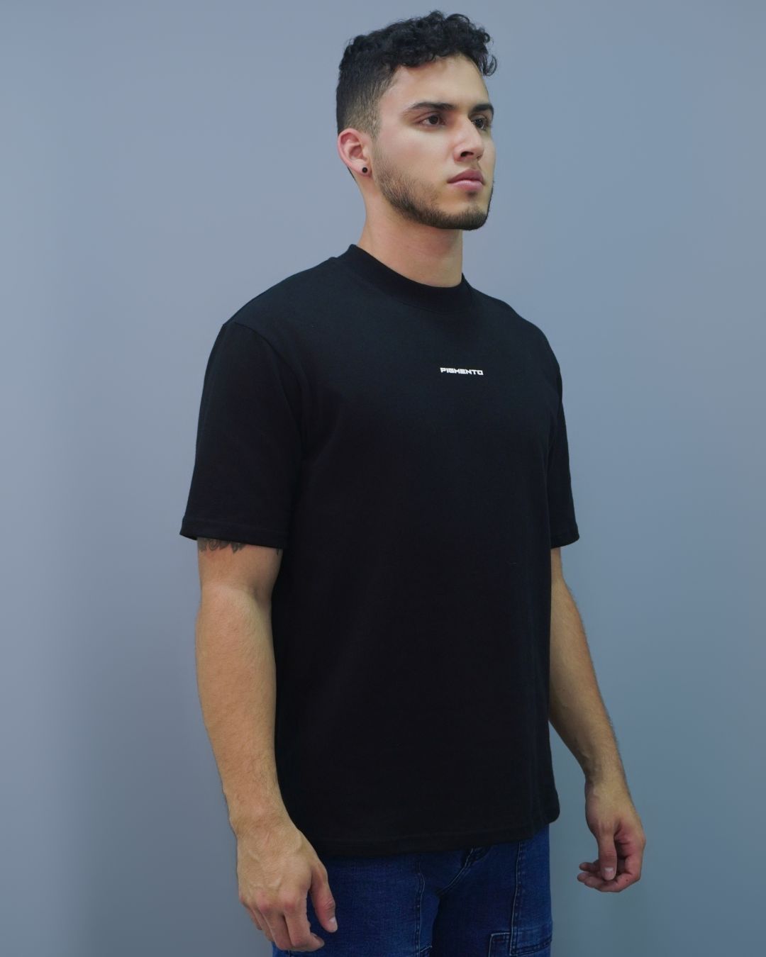 T-SHIRT NEGRA PIGMENTO X APLIQUE PVC
