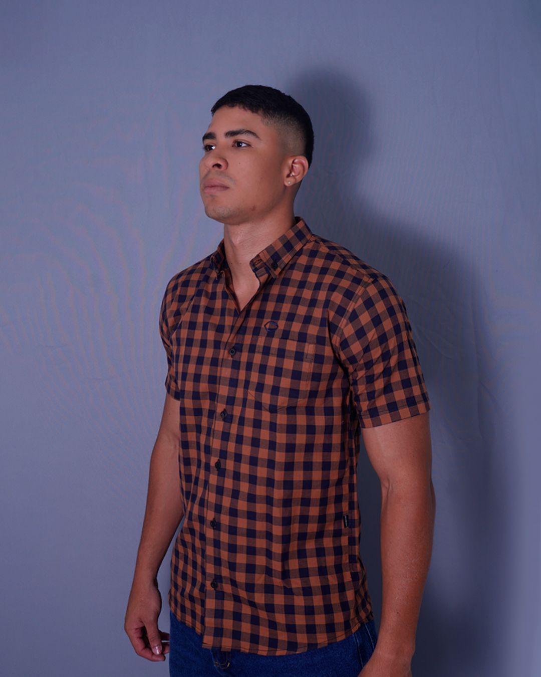 CAMISA REGULAR CUADROS CAFE Y NEGRO