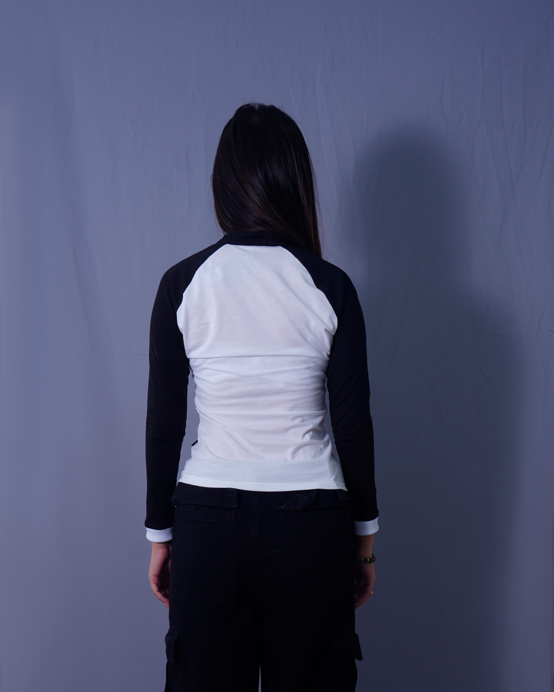 T-SHIRT CUELLO EN V CARTERA CORD