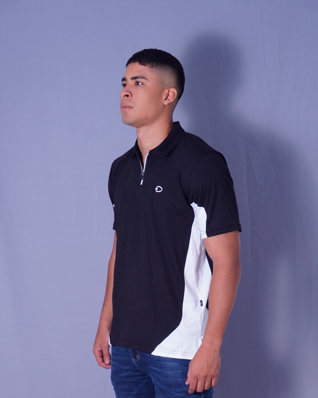 POLO NEGRO CON COSTADOS BLANCOS