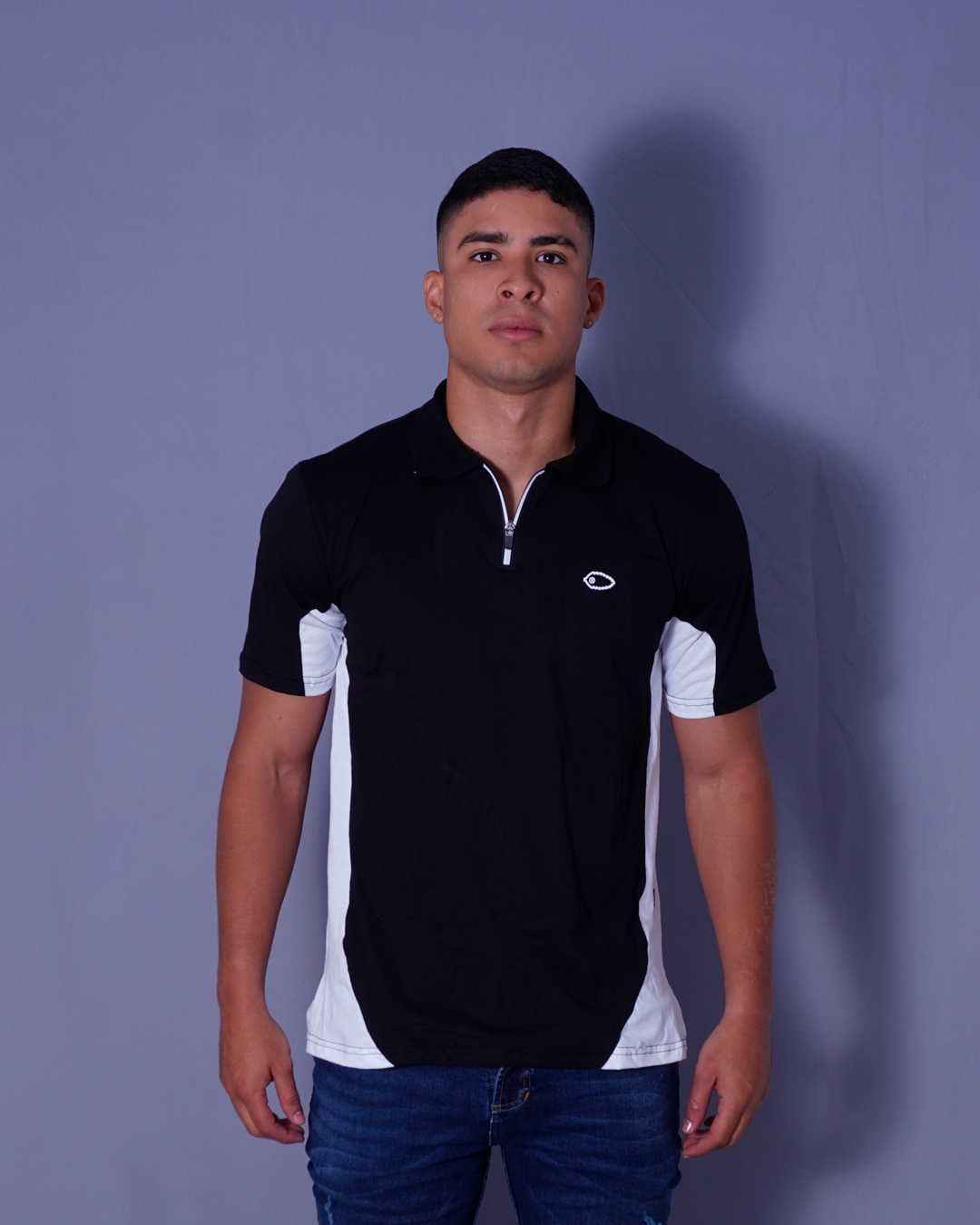POLO NEGRO CON COSTADOS BLANCOS