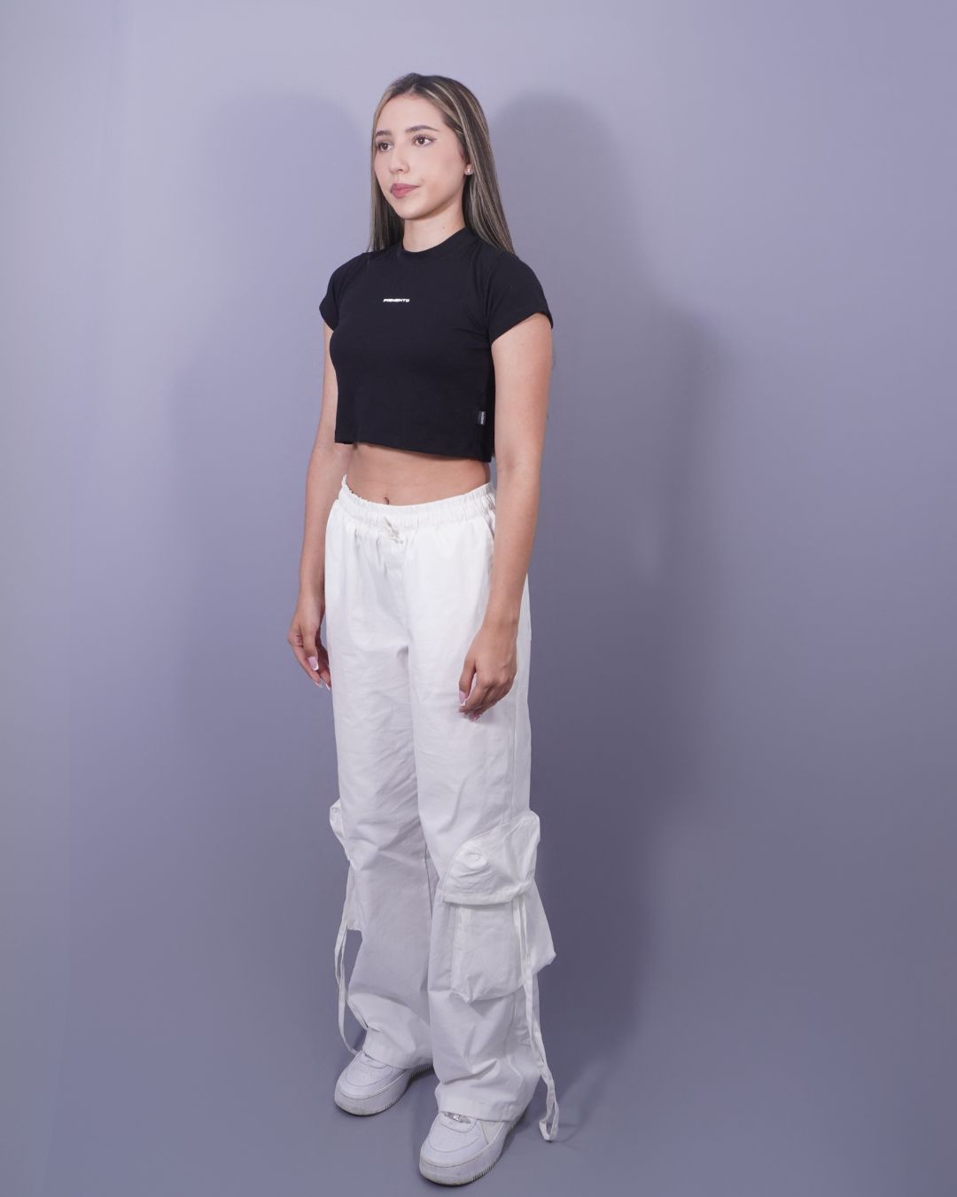 T-SHIRT CROP NEGRA PIGMENTO