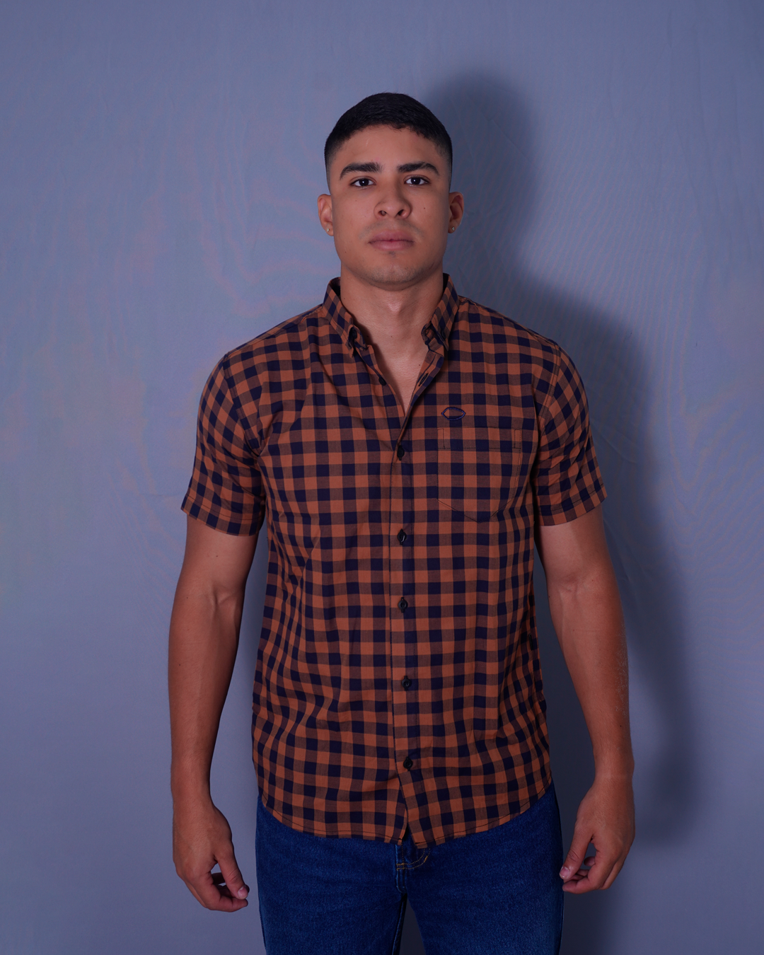 CAMISA REGULAR CUADROS CAFE Y NEGRO
