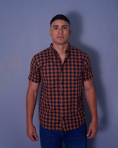 CAMISA REGULAR CUADROS CAFE Y NEGRO