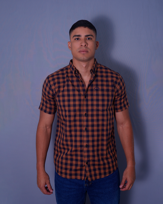 CAMISA REGULAR CUADROS CAFE Y NEGRO