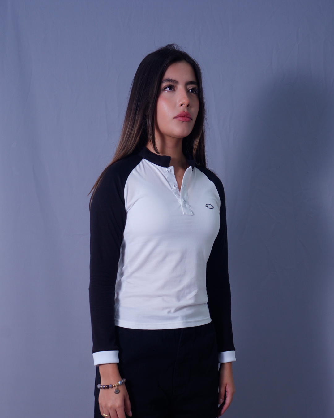 T-SHIRT CUELLO EN V CARTERA CORD